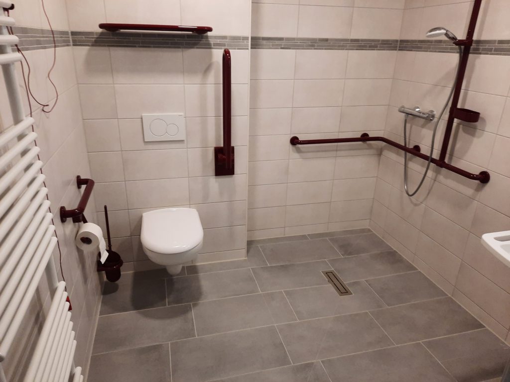 St. Elisabeth Senioren – Pflegeheim in Köthen, 41 Bäder mit bodengleichen Duschen.